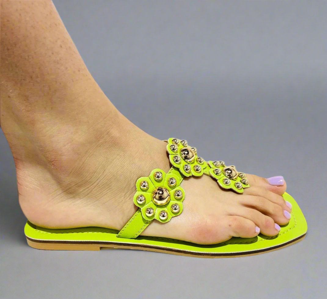 Sandalia Plana con Detalles - Verde Lima & Dorado