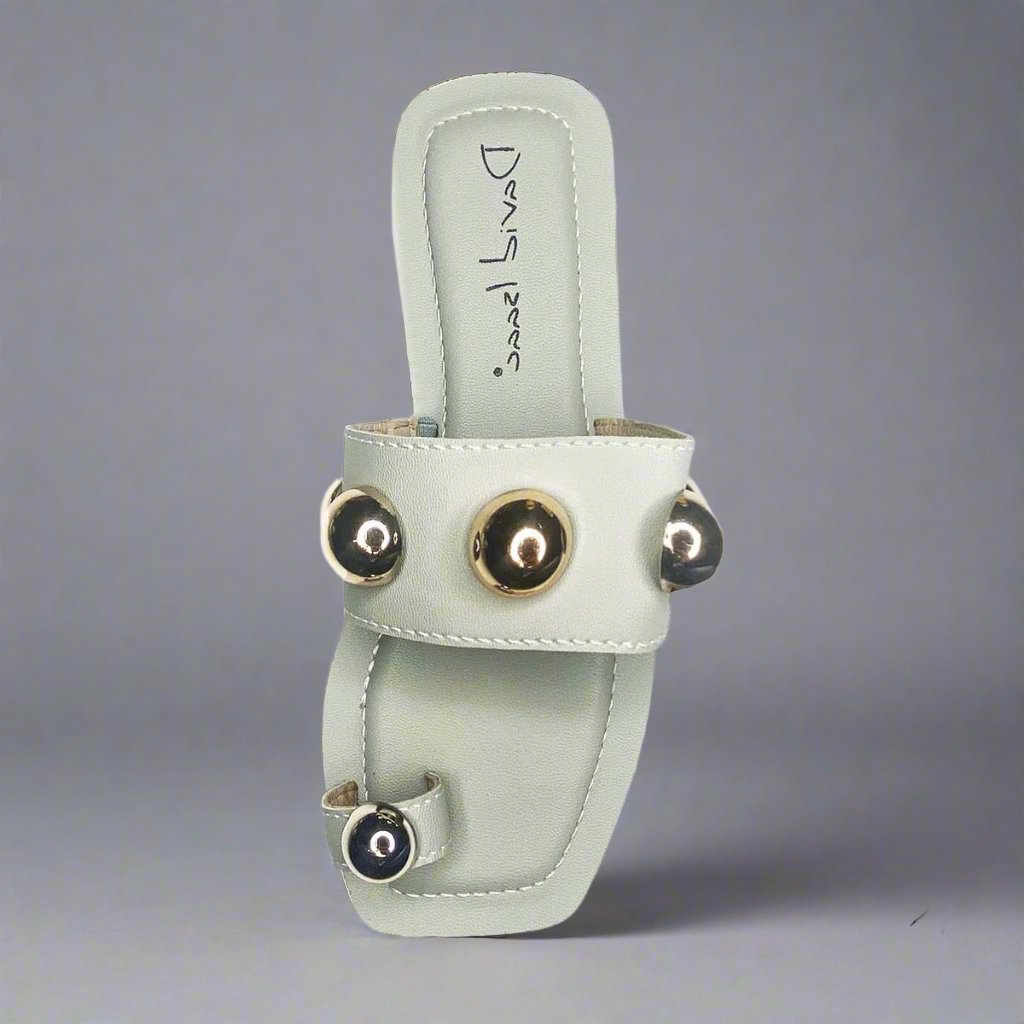 Sandalia Plana con Detalles- Gris y Dorado