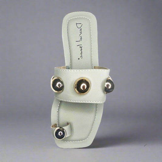 Sandalia Plana con Detalles- Gris y Dorado